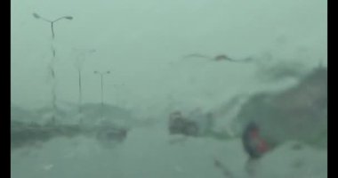 Yağmurda araba kullanırken