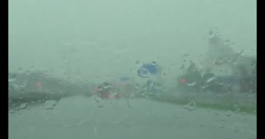 Yağmurda araba kullanırken