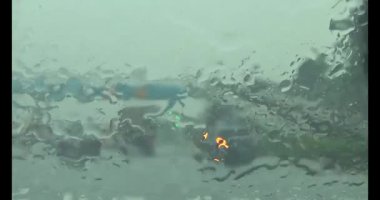 Yağmurda araba kullanırken