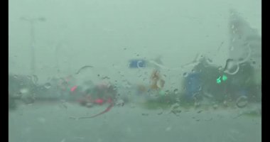 Yağmurda araba kullanırken