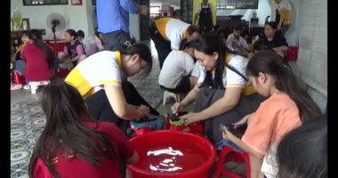 Haziran 07, 2025. Van An, Chi Linh, Hai Duong, Vietnam. Çocuklar geleneksel resimler çiziyor