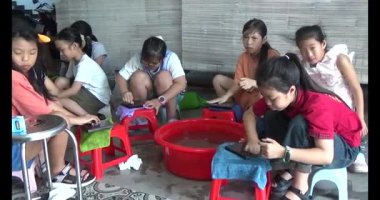 Haziran 07, 2025. Van An, Chi Linh, Hai Duong, Vietnam. Çocuklar geleneksel resimler çiziyor