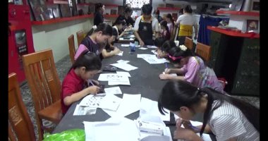 Haziran 07, 2025. Van An, Chi Linh, Hai Duong, Vietnam. Çocuklar geleneksel resimler çiziyor