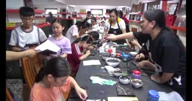 Haziran 07, 2025. Van An, Chi Linh, Hai Duong, Vietnam. Çocuklar geleneksel resimler çiziyor