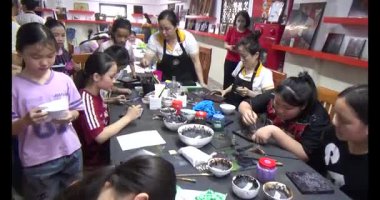 Haziran 07, 2025. Van An, Chi Linh, Hai Duong, Vietnam. Çocuklar geleneksel resimler çiziyor