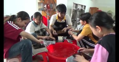 Haziran 07, 2025. Van An, Chi Linh, Hai Duong, Vietnam. Çocuklar geleneksel resimler çiziyor