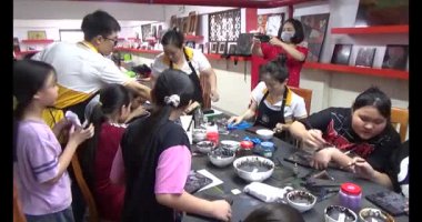 Haziran 07, 2025. Van An, Chi Linh, Hai Duong, Vietnam. Çocuklar geleneksel resimler çiziyor