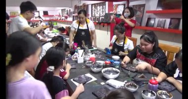 Haziran 07, 2025. Van An, Chi Linh, Hai Duong, Vietnam. Çocuklar geleneksel resimler çiziyor