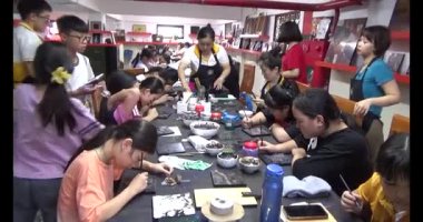 Haziran 07, 2025. Van An, Chi Linh, Hai Duong, Vietnam. Çocuklar geleneksel resimler çiziyor