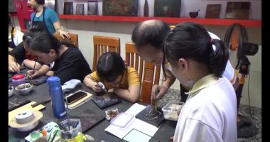 Haziran 07, 2025. Van An, Chi Linh, Hai Duong, Vietnam. Çocuklar geleneksel resimler çiziyor