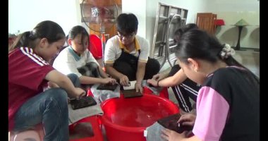 Haziran 07, 2025. Van An, Chi Linh, Hai Duong, Vietnam. Çocuklar geleneksel resimler çiziyor