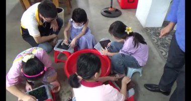 Haziran 07, 2025. Van An, Chi Linh, Hai Duong, Vietnam. Çocuklar geleneksel resimler çiziyor