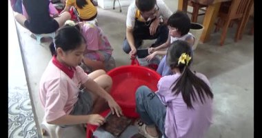 Haziran 07, 2025. Van An, Chi Linh, Hai Duong, Vietnam. Çocuklar geleneksel resimler çiziyor