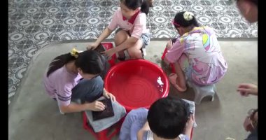 Haziran 07, 2025. Van An, Chi Linh, Hai Duong, Vietnam. Çocuklar geleneksel resimler çiziyor