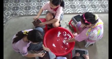 Haziran 07, 2025. Van An, Chi Linh, Hai Duong, Vietnam. Çocuklar geleneksel resimler çiziyor