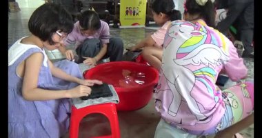 Haziran 07, 2025. Van An, Chi Linh, Hai Duong, Vietnam. Çocuklar geleneksel resimler çiziyor