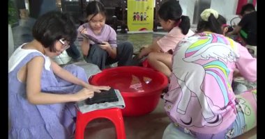 Haziran 07, 2025. Van An, Chi Linh, Hai Duong, Vietnam. Çocuklar geleneksel resimler çiziyor