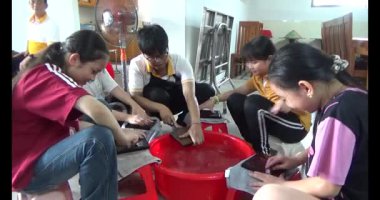 Haziran 07, 2025. Van An, Chi Linh, Hai Duong, Vietnam. Çocuklar geleneksel resimler çiziyor