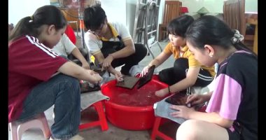 Haziran 07, 2025. Van An, Chi Linh, Hai Duong, Vietnam. Çocuklar geleneksel resimler çiziyor