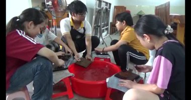 Haziran 07, 2025. Van An, Chi Linh, Hai Duong, Vietnam. Çocuklar geleneksel resimler çiziyor