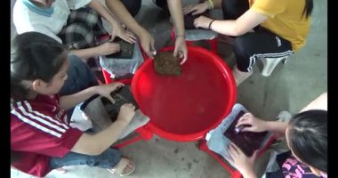 Haziran 07, 2025. Van An, Chi Linh, Hai Duong, Vietnam. Çocuklar geleneksel resimler çiziyor