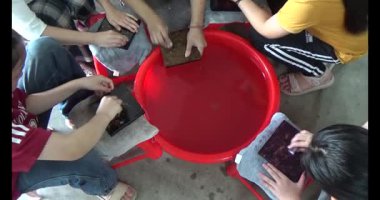 Haziran 07, 2025. Van An, Chi Linh, Hai Duong, Vietnam. Çocuklar geleneksel resimler çiziyor