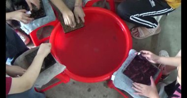 Haziran 07, 2025. Van An, Chi Linh, Hai Duong, Vietnam. Çocuklar geleneksel resimler çiziyor