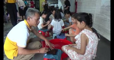 Haziran 07, 2025. Van An, Chi Linh, Hai Duong, Vietnam. Çocuklar geleneksel resimler çiziyor