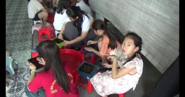 Haziran 07, 2025. Van An, Chi Linh, Hai Duong, Vietnam. Çocuklar geleneksel resimler çiziyor