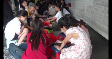 Haziran 07, 2025. Van An, Chi Linh, Hai Duong, Vietnam. Çocuklar geleneksel resimler çiziyor