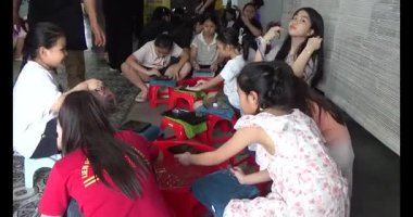 Haziran 07, 2025. Van An, Chi Linh, Hai Duong, Vietnam. Çocuklar geleneksel resimler çiziyor