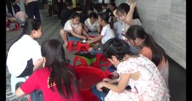 Haziran 07, 2025. Van An, Chi Linh, Hai Duong, Vietnam. Çocuklar geleneksel resimler çiziyor