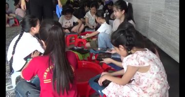 Haziran 07, 2025. Van An, Chi Linh, Hai Duong, Vietnam. Çocuklar geleneksel resimler çiziyor