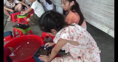 Haziran 07, 2025. Van An, Chi Linh, Hai Duong, Vietnam. Çocuklar geleneksel resimler çiziyor