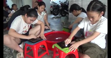 Haziran 07, 2025. Van An, Chi Linh, Hai Duong, Vietnam. Çocuklar geleneksel resimler çiziyor