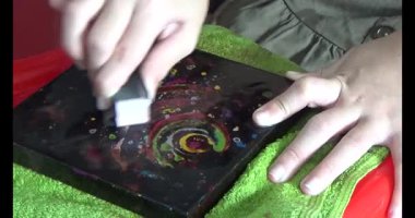 Haziran 07, 2025. Van An, Chi Linh, Hai Duong, Vietnam. Çocuklar geleneksel resimler çiziyor