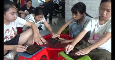 Haziran 07, 2025. Van An, Chi Linh, Hai Duong, Vietnam. Çocuklar geleneksel resimler çiziyor