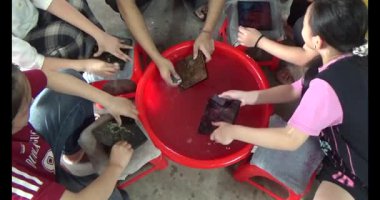 Haziran 07, 2025. Van An, Chi Linh, Hai Duong, Vietnam. Çocuklar geleneksel resimler çiziyor