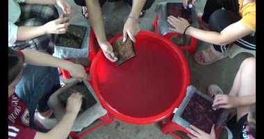 Haziran 07, 2025. Van An, Chi Linh, Hai Duong, Vietnam. Çocuklar geleneksel resimler çiziyor