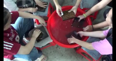 Haziran 07, 2025. Van An, Chi Linh, Hai Duong, Vietnam. Çocuklar geleneksel resimler çiziyor