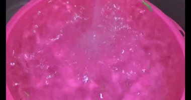 Su ıspanağını yıka ve pişir.