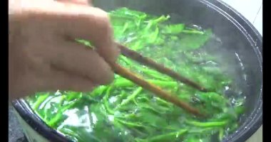 Su ıspanağını yıka ve pişir.