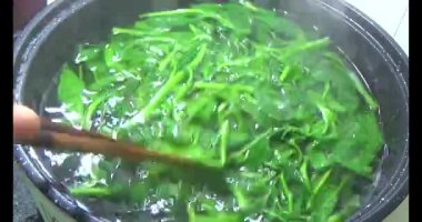 Su ıspanağını yıka ve pişir.