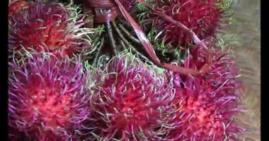 Sepette kırmızı rambutan