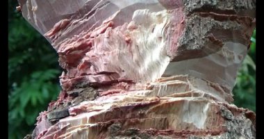 Adam beton döküyor.