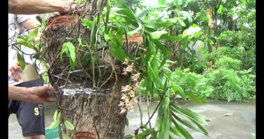 Adam beton döküyor.