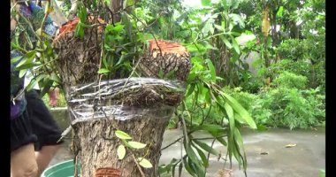 Adam beton döküyor.