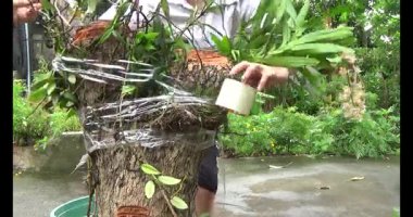 Adam beton döküyor.