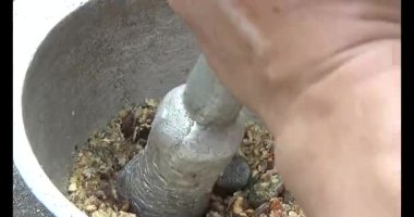 Gac tohumları bitkisel ilaçlara işleniyor.