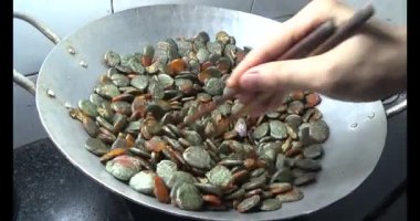 Gac tohumları bitkisel ilaçlara işleniyor.